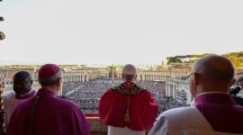 Paus Leo XIV muncul di balkon untuk menyapa umat beriman setelah terpilih (Foto: Vatican Media)