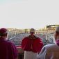 Paus Leo XIV muncul di balkon untuk menyapa umat beriman setelah terpilih (Foto: Vatican Media)