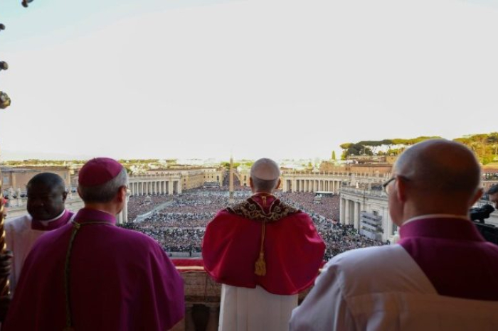 Paus Leo XIV muncul di balkon untuk menyapa umat beriman setelah terpilih (Foto: Vatican Media)