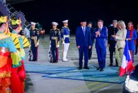 Potret Presiden Prancis Emmanuel Macron bersama Brigitte Macron saat tiba di Jakarta pada Selasa, 27 Mei 2025. (BPMI Setpres)