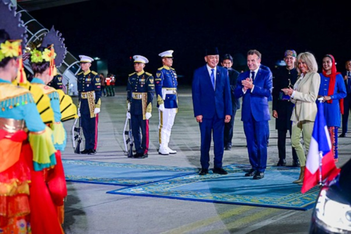 Potret Presiden Prancis Emmanuel Macron bersama Brigitte Macron saat tiba di Jakarta pada Selasa, 27 Mei 2025. (BPMI Setpres)