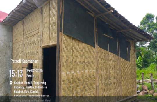 Foto kondisi rumah saat ini dengan metadata waktu dan lokasi sebagai bukti autentik bahwa rumah tersebut tidak layak huni. (Dok. JAY) 