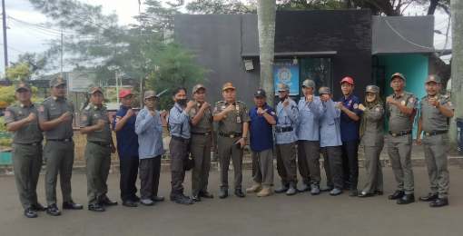 Foto bersama: jajaran Satpol PP Kecamatan Kemiri, Redkar, dan Linmas usai kegiatan rutinitas apel pagi dan Kopdar. (Istimewa). 