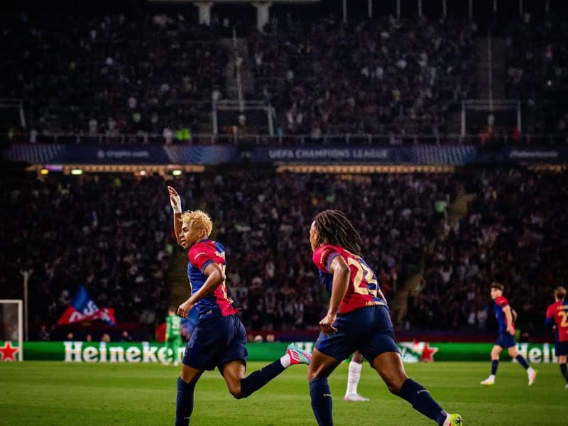 Lamine Yamal menggiring bola melewati pemain Inter Milan dalam penampilan impresifnya di semifinal Liga Champions.