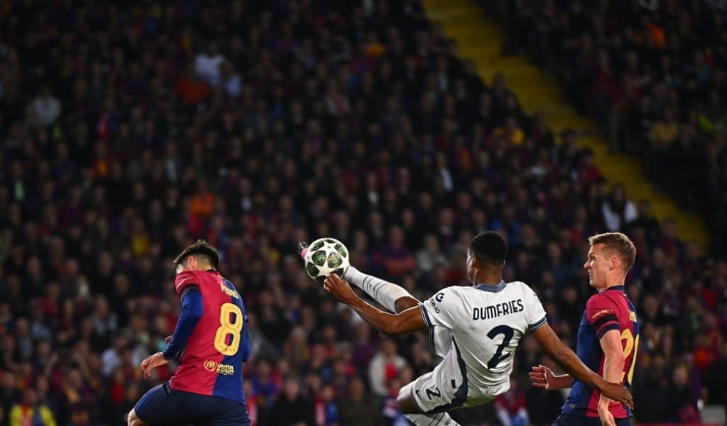 Laga seru antara Barcelona vs Inter Milan di leg pertama semifinal Liga Champions 2024/2025 berakhir imbang 3-3. Pertandingan penuh aksi, gol cepat, dan performa gemilang Lamine Yamal ini akan berlanjut ke leg kedua di San Siro. Simak analisis jalannya pertandingan, statistik, dan momen pentingnya di sini.