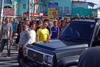Sebuah mobil Daihatsu Rocky menerobos masuk ke area CFD yang seharusnya bebas dari kendaraan bermotor di Jalan Margonda Raya, Depok, Jawa Barat (Tangkapan layar video viral)