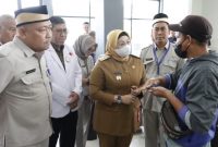 Wakil Bupati Tangerang, Intan Nurul Hikmah, mengunjungi RSUD Balaraja untuk menanggapi keluhan masyarakat terkait antrean panjang di loket BPJS dan keterbatasan fasilitas rumah sakit. (Foto: Dok. Diskominfo Kab.Tangerang)