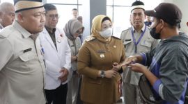 Wakil Bupati Tangerang, Intan Nurul Hikmah, mengunjungi RSUD Balaraja untuk menanggapi keluhan masyarakat terkait antrean panjang di loket BPJS dan keterbatasan fasilitas rumah sakit. (Foto: Dok. Diskominfo Kab.Tangerang)