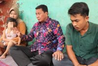 Bupati Tangerang, Moch. Maesyal Rasyid, mengunjungi SM, anak berusia 4 tahun yang menderita retinoblastoma (kanker mata) di Desa Pagenjahan, Kecamatan Kronjo(dok. istimewa)