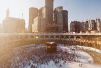 Foto ilustrasi jemaah haji sedang beribadah di depan Kabah - Usulan DPR tentang lama waktu berhaji. (Unsplash/Ishan @seefromthesky)