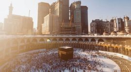 Foto ilustrasi jemaah haji sedang beribadah di depan Kabah - Usulan DPR tentang lama waktu berhaji. (Unsplash/Ishan @seefromthesky)
