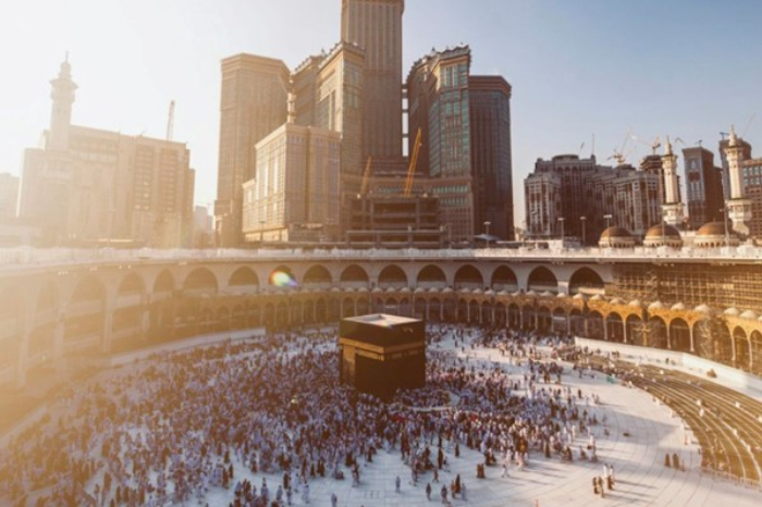 Foto ilustrasi jemaah haji sedang beribadah di depan Kabah - Usulan DPR tentang lama waktu berhaji. (Unsplash/Ishan @seefromthesky)