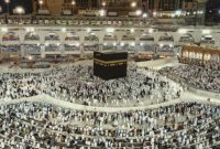Foto ilustrasi jemaah sedang beribadah di depan Ka’bah di Masjidil Haram. (Unsplash/Izuddin Helmi Adnan)