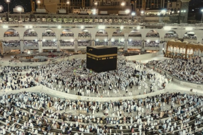 Foto ilustrasi jemaah sedang beribadah di depan Ka’bah di Masjidil Haram. (Unsplash/Izuddin Helmi Adnan)