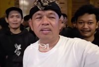 Potret pertemuan Gubernur Jawa Barat Dedi Mulyadi bersama suporter Persikas. (YouTube/KangDediMulyadiChannel)