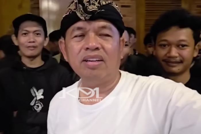 Potret pertemuan Gubernur Jawa Barat Dedi Mulyadi bersama suporter Persikas. (YouTube/KangDediMulyadiChannel)