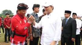 Wakil Gubernur Banten A. Dimyati Natakusumah bersalaman hangat dengan peserta acara yang mengenakan pakaian adat, usai menghadiri Upacara Peringatan Hari Lahir Pancasila. (Dok. Biro Adpimpro Banten). 