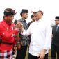 Wakil Gubernur Banten A. Dimyati Natakusumah bersalaman hangat dengan peserta acara yang mengenakan pakaian adat, usai menghadiri Upacara Peringatan Hari Lahir Pancasila. (Dok. Biro Adpimpro Banten). 