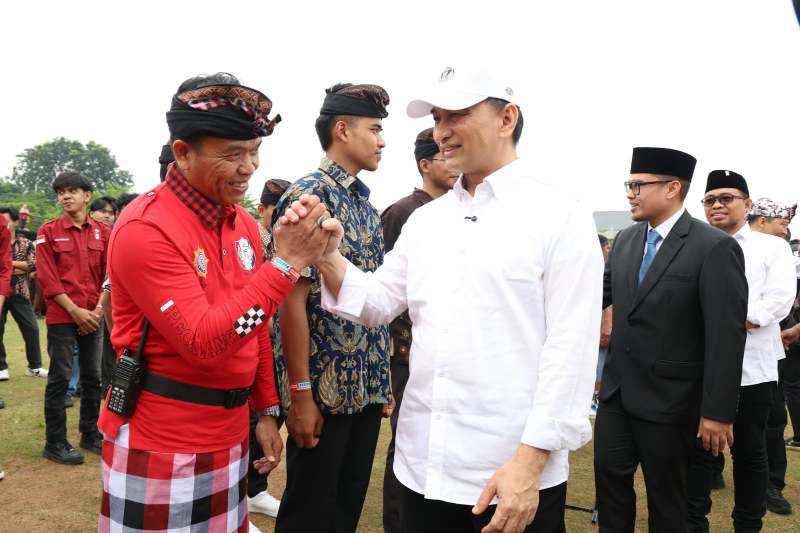 Wakil Gubernur Banten A. Dimyati Natakusumah bersalaman hangat dengan peserta acara yang mengenakan pakaian adat, usai menghadiri Upacara Peringatan Hari Lahir Pancasila. (Dok. Biro Adpimpro Banten). 