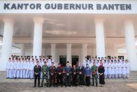 Plh Sekretaris Daerah Provinsi Banten, Deden Apriandhi H, berfoto bersama para anggota Paskibraka Sanggabuana serta jajaran Forkopimda usai Upacara Peringatan Hari Lahir Pancasila Tingkat Provinsi Banten Tahun 2025. (Dok. Biro Adpimpro Banten). 