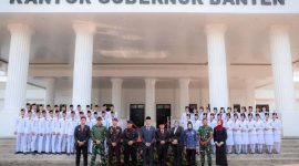 Plh Sekretaris Daerah Provinsi Banten, Deden Apriandhi H, berfoto bersama para anggota Paskibraka Sanggabuana serta jajaran Forkopimda usai Upacara Peringatan Hari Lahir Pancasila Tingkat Provinsi Banten Tahun 2025. (Dok. Biro Adpimpro Banten). 