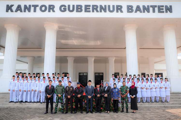 Plh Sekretaris Daerah Provinsi Banten, Deden Apriandhi H, berfoto bersama para anggota Paskibraka Sanggabuana serta jajaran Forkopimda usai Upacara Peringatan Hari Lahir Pancasila Tingkat Provinsi Banten Tahun 2025. (Dok. Biro Adpimpro Banten). 