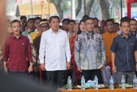 Sejumlah pejabat dan tokoh masyarakat berdiri bersama saat menyanyikan lagu kebangsaan dalam sebuah acara resmi. (Dok. Biro Adpimpro Banten). 