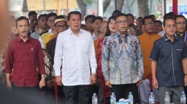 Sejumlah pejabat dan tokoh masyarakat berdiri bersama saat menyanyikan lagu kebangsaan dalam sebuah acara resmi. (Dok. Biro Adpimpro Banten). 