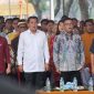 Sejumlah pejabat dan tokoh masyarakat berdiri bersama saat menyanyikan lagu kebangsaan dalam sebuah acara resmi. (Dok. Biro Adpimpro Banten). 