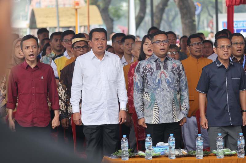 Sejumlah pejabat dan tokoh masyarakat berdiri bersama saat menyanyikan lagu kebangsaan dalam sebuah acara resmi. (Dok. Biro Adpimpro Banten). 