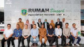 Gubernur Banten Andra Soni (duduk, keempat dari kiri) bersama jajaran Pemerintah Provinsi Banten, perwakilan DPRD, serta pegawai Kantor Penghubung dalam sesi foto bersama usai peresmian Rumah Singgah Pemprov Banten. (Dok. Biro Adpimpro Banten). 