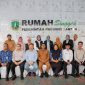 Gubernur Banten Andra Soni (duduk, keempat dari kiri) bersama jajaran Pemerintah Provinsi Banten, perwakilan DPRD, serta pegawai Kantor Penghubung dalam sesi foto bersama usai peresmian Rumah Singgah Pemprov Banten. (Dok. Biro Adpimpro Banten). 