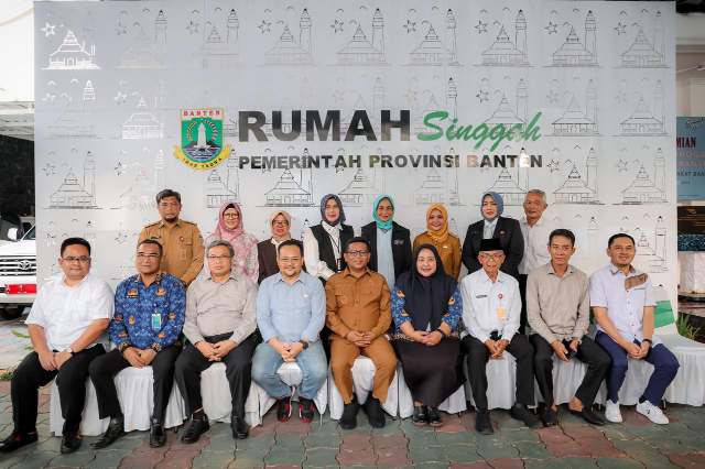 Gubernur Banten Andra Soni (duduk, keempat dari kiri) bersama jajaran Pemerintah Provinsi Banten, perwakilan DPRD, serta pegawai Kantor Penghubung dalam sesi foto bersama usai peresmian Rumah Singgah Pemprov Banten. (Dok. Biro Adpimpro Banten). 