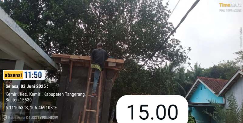 Pekerja tidak menggunakan Alat Pelindung Diri (APD) seperti helm atau sepatu keselamatan, yang merupakan pelanggaran terhadap standar Keselamatan dan Kesehatan Kerja (K3). (Istimewa) 