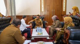 Gubernur Banten Andra Soni (tengah) berdiskusi dengan Kepala Perwakilan BPKP Provinsi Banten Rusdy Sofyan (kiri berbaju putih) dalam pertemuan evaluasi perencanaan dan penganggaran daerah.(Dok. Biro Adpimpro Banten). 