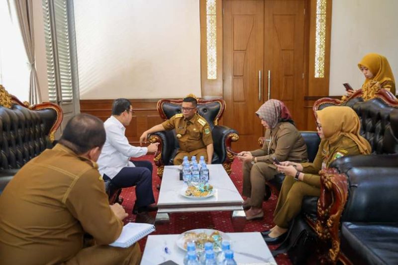Gubernur Banten Andra Soni (tengah) berdiskusi dengan Kepala Perwakilan BPKP Provinsi Banten Rusdy Sofyan (kiri berbaju putih) dalam pertemuan evaluasi perencanaan dan penganggaran daerah.(Dok. Biro Adpimpro Banten). 