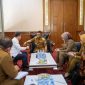 Gubernur Banten Andra Soni (tengah) berdiskusi dengan Kepala Perwakilan BPKP Provinsi Banten Rusdy Sofyan (kiri berbaju putih) dalam pertemuan evaluasi perencanaan dan penganggaran daerah.(Dok. Biro Adpimpro Banten). 