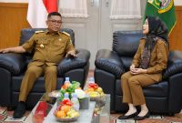 Gubernur Banten Andra Soni menerima kunjungan Bupati Serang Ratu Rachmatuzakiyah di ruang tamu Gedung Negara Provinsi Banten. (Biro Adpimpro Banten). 