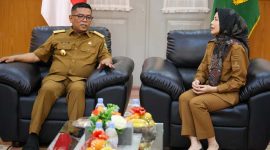 Gubernur Banten Andra Soni menerima kunjungan Bupati Serang Ratu Rachmatuzakiyah di ruang tamu Gedung Negara Provinsi Banten. (Biro Adpimpro Banten). 