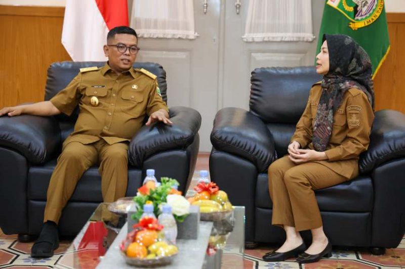 Gubernur Banten Andra Soni menerima kunjungan Bupati Serang Ratu Rachmatuzakiyah di ruang tamu Gedung Negara Provinsi Banten. (Biro Adpimpro Banten). 