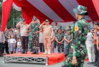 Gubernur Banten Andra Soni (tengah) memberikan hormat saat menghadiri Upacara Pembukaan Latsitarda Nusantara ke-45 di Alun-alun Barat Kota Serang. (Dok. Biro Adpimpro Banten). 