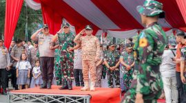 Gubernur Banten Andra Soni (tengah) memberikan hormat saat menghadiri Upacara Pembukaan Latsitarda Nusantara ke-45 di Alun-alun Barat Kota Serang. (Dok. Biro Adpimpro Banten). 