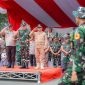 Gubernur Banten Andra Soni (tengah) memberikan hormat saat menghadiri Upacara Pembukaan Latsitarda Nusantara ke-45 di Alun-alun Barat Kota Serang. (Dok. Biro Adpimpro Banten). 