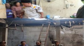 Petugas dari Satpol PP Kecamatan Kemiri bersama relawan Kampung Siaga Bencana (KSB) meninjau lokasi kebakaran. (Dok. Istimewa). 