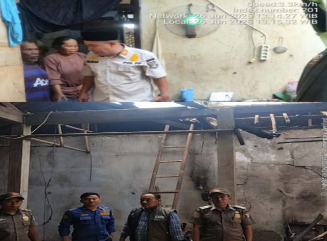 Petugas dari Satpol PP Kecamatan Kemiri bersama relawan Kampung Siaga Bencana (KSB) meninjau lokasi kebakaran. (Dok. Istimewa). 