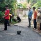 Foto: Kepala Desa Karang Anyar, Suhendri (berbaju batik biru), meninjau langsung proses pengerjaan jalan hotmix yang bersumber dari Dana Desa. (Dok. Ahmad/Metrosiar). 