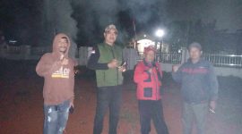 Potret: Tim gabungan dari Satpol PP dan Redkar Kecamatan Kemiri berfoto usai mengevakuasi sarang tawon di sudut Stadion Mini Kecamatan Kemiri. (Dok. Pribadi) 