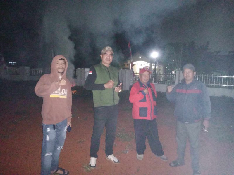 Potret: Tim gabungan dari Satpol PP dan Redkar Kecamatan Kemiri berfoto usai mengevakuasi sarang tawon di sudut Stadion Mini Kecamatan Kemiri. (Dok. Pribadi) 