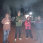 Potret: Tim gabungan dari Satpol PP dan Redkar Kecamatan Kemiri berfoto usai mengevakuasi sarang tawon di sudut Stadion Mini Kecamatan Kemiri. (Dok. Pribadi) 