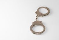 Foto Ilustrasi: Seorang pria ditahan polisi karena menyiram air keras ke mantan istri. (freepik.com)